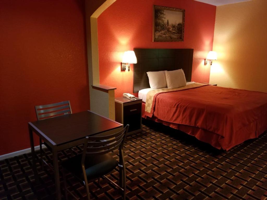 Texan Inn & Suites - image 7
